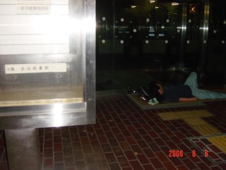 060806_homeless.jpg★クリックすると、写真のみ別ウィンドーに拡大されます。